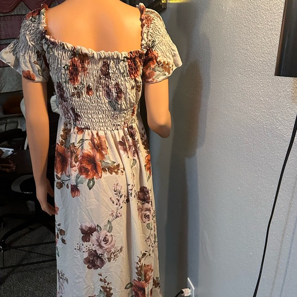 Boohoo Floral Maxi Dress in Cream and Red - Picture 6 of 11